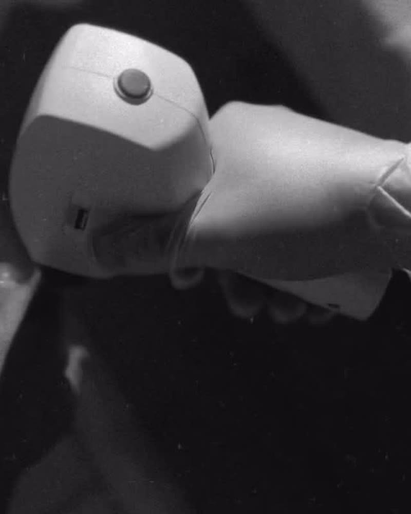 Moderner 4-Wellen-Diodenlaser in der Hand der Behandlerin – Le Visage HAIRFREE